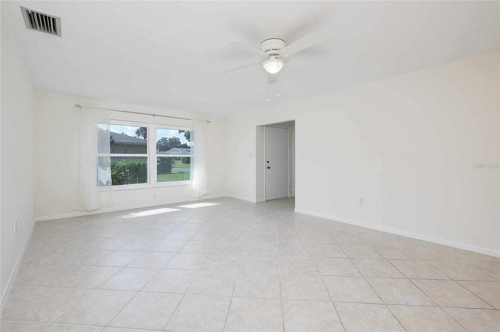 5617 EVERGREEN DR — photo 5 of 56