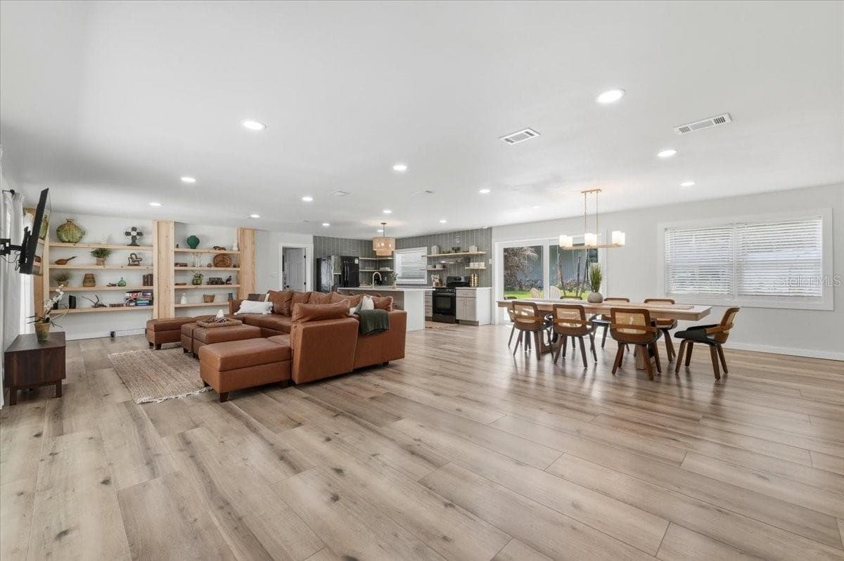 2072 LAKE ARIANA BOULEVARD — photo 8 of 49