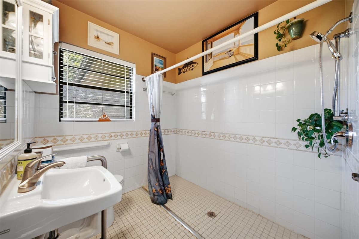 4305 89TH STREET — photo 35 of 38