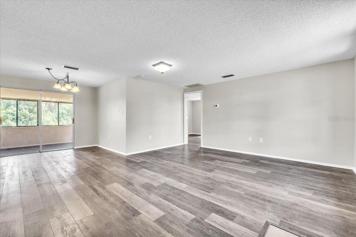 528 MAGNOLIA AVENUE — photo 3 of 40