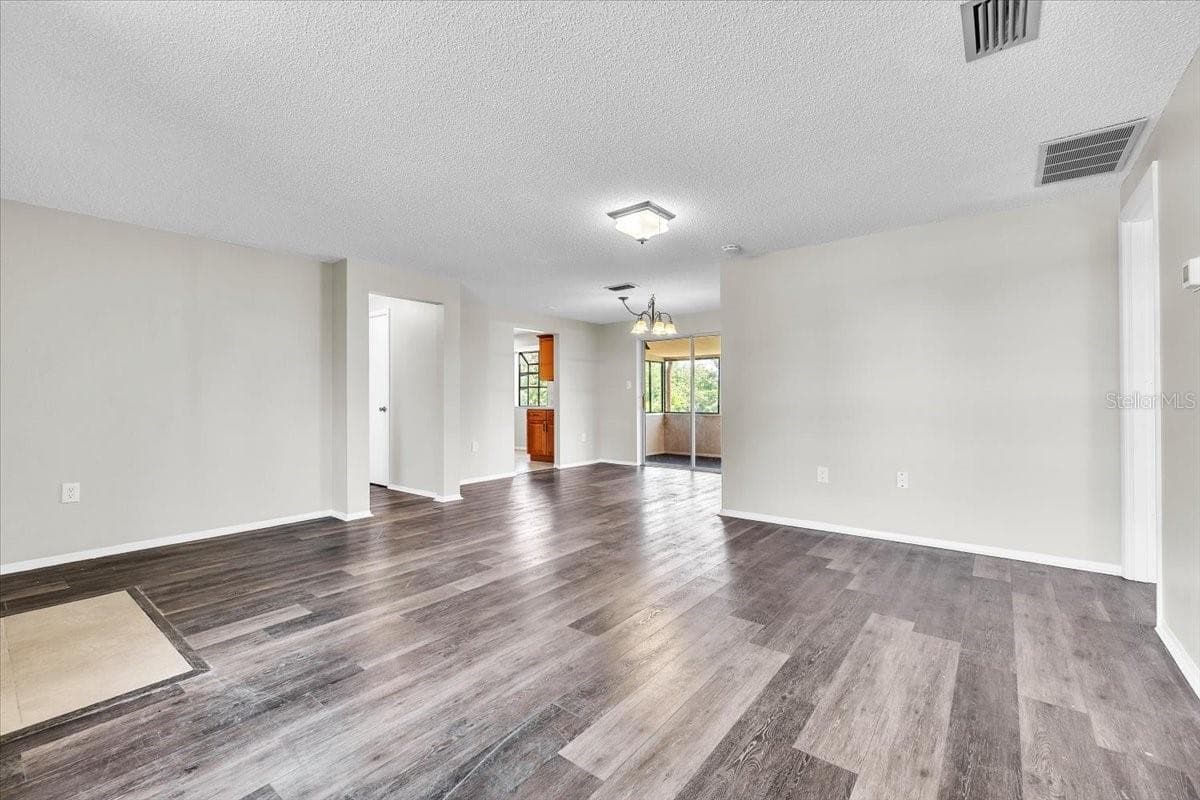 528 MAGNOLIA AVENUE — photo 4 of 40
