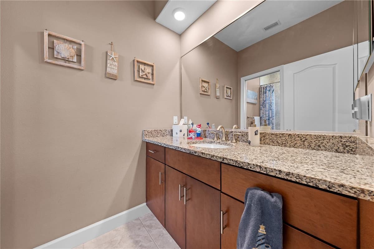 2557 HERITAGE GREEN AVENUE — photo 37 of 78