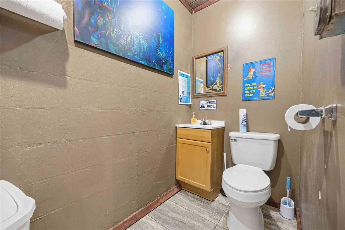 404 EAKER STREET — photo 22 of 37