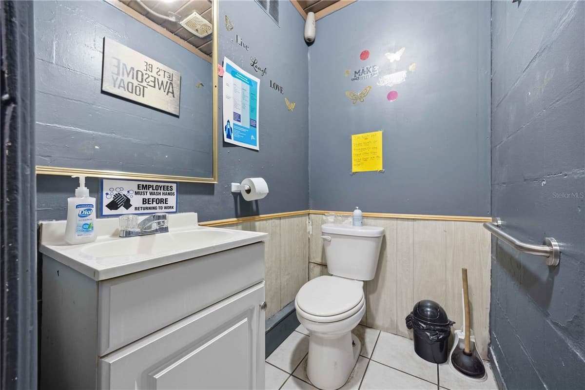 404 EAKER STREET — photo 21 of 37
