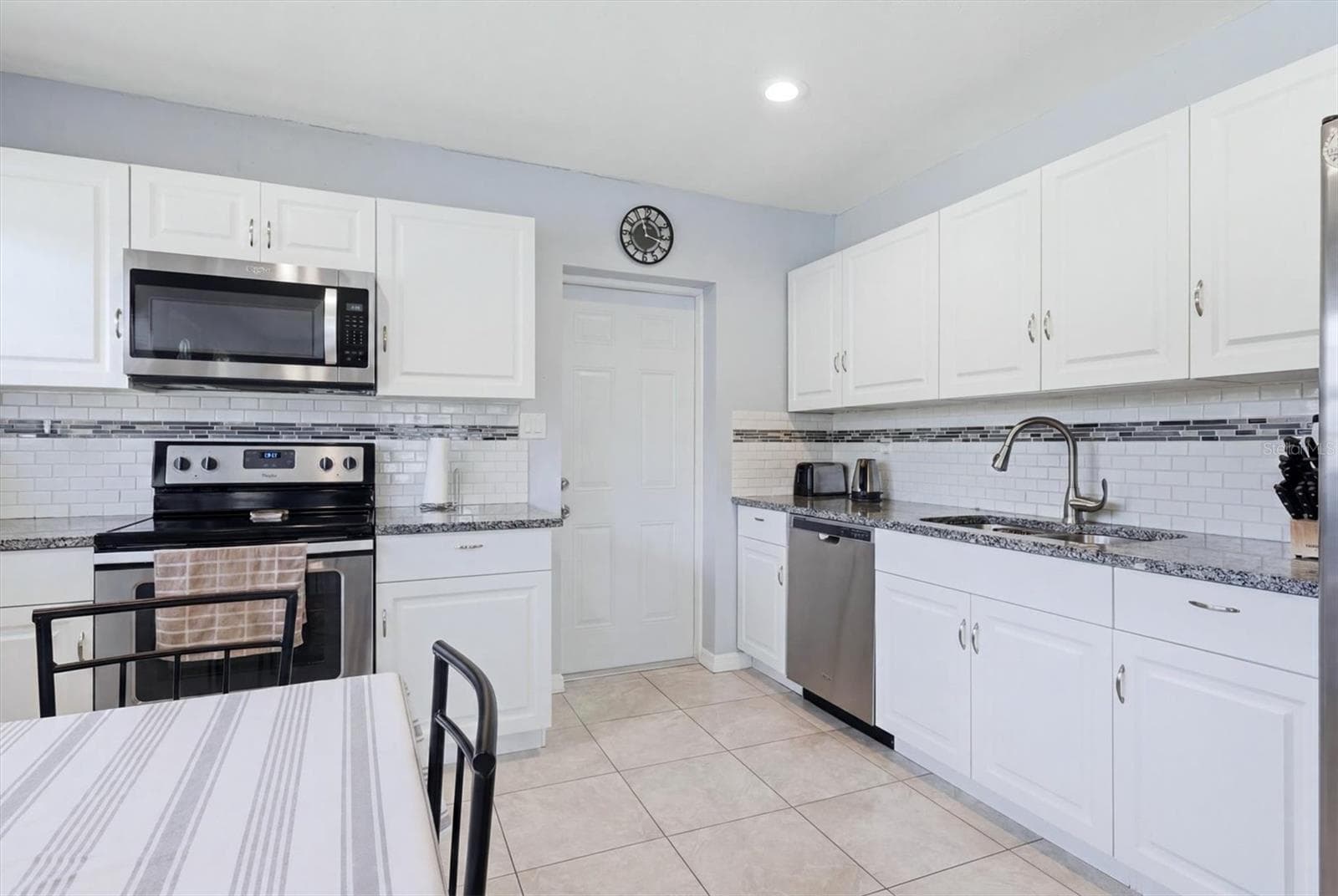 910 16TH AVENUE — photo 9 of 24