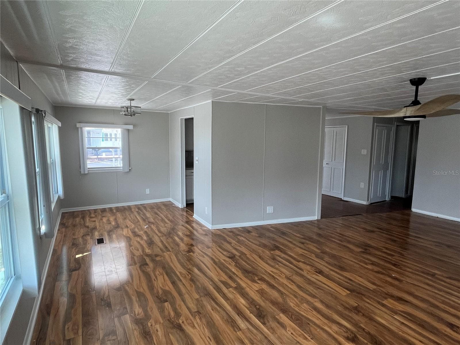 633 COMO DRIVE — photo 10 of 26