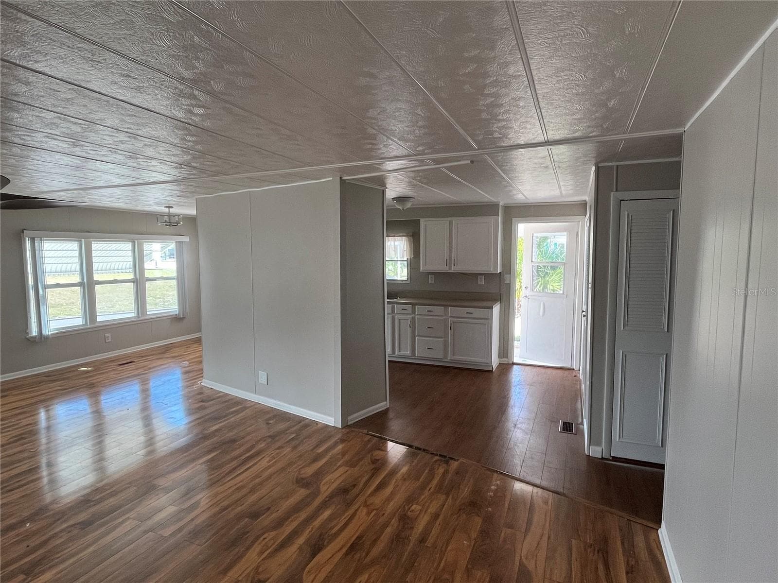 633 COMO DRIVE — photo 9 of 26