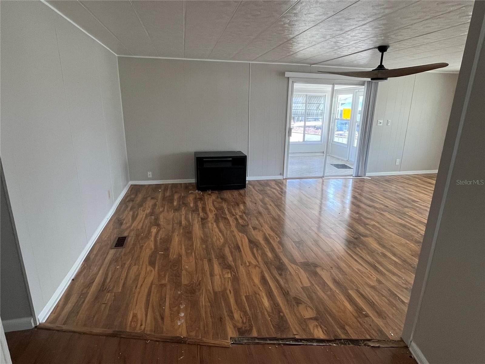 633 COMO DRIVE — photo 7 of 26