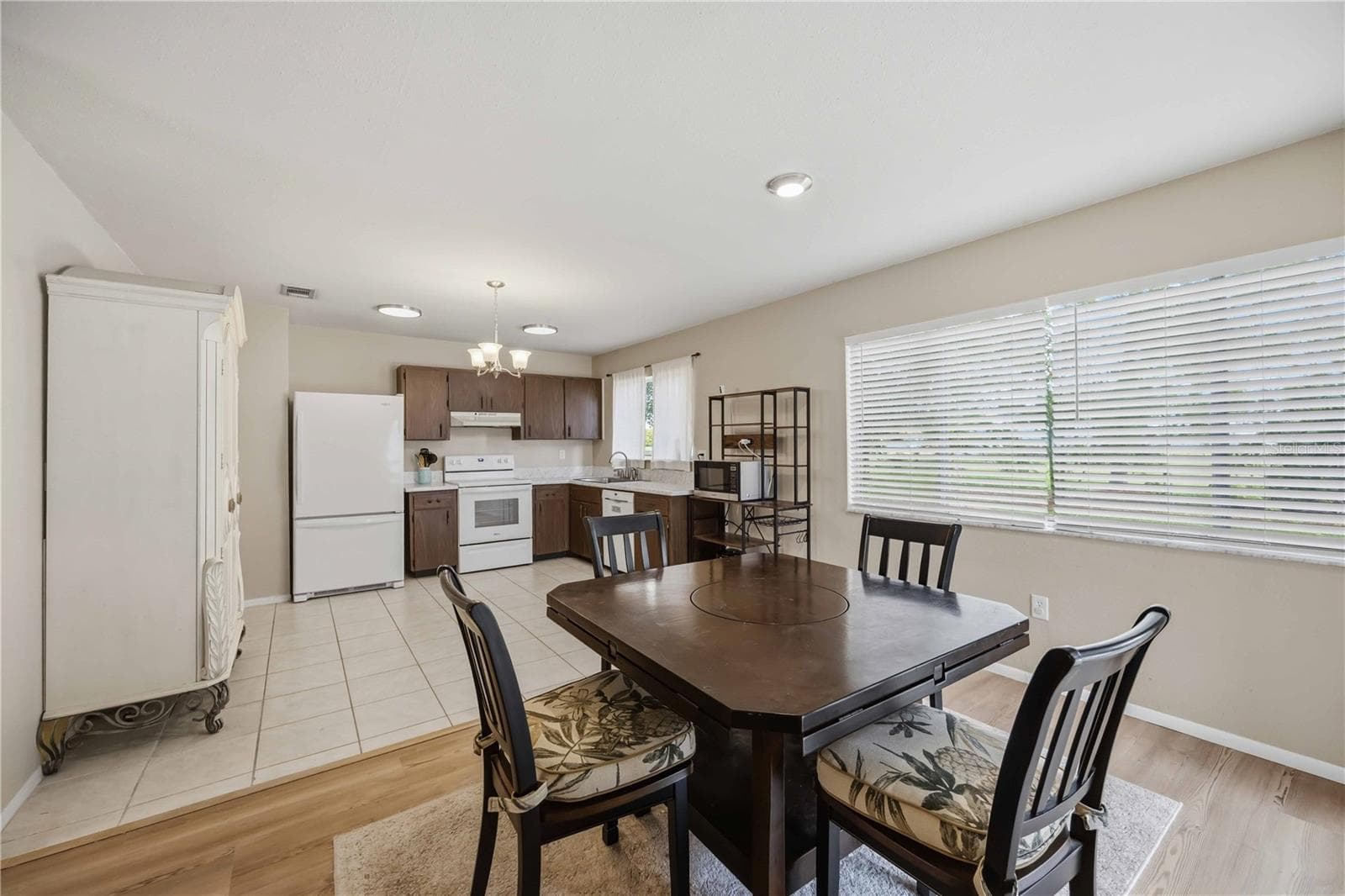 7240 ELYTON DRIVE — photo 5 of 35