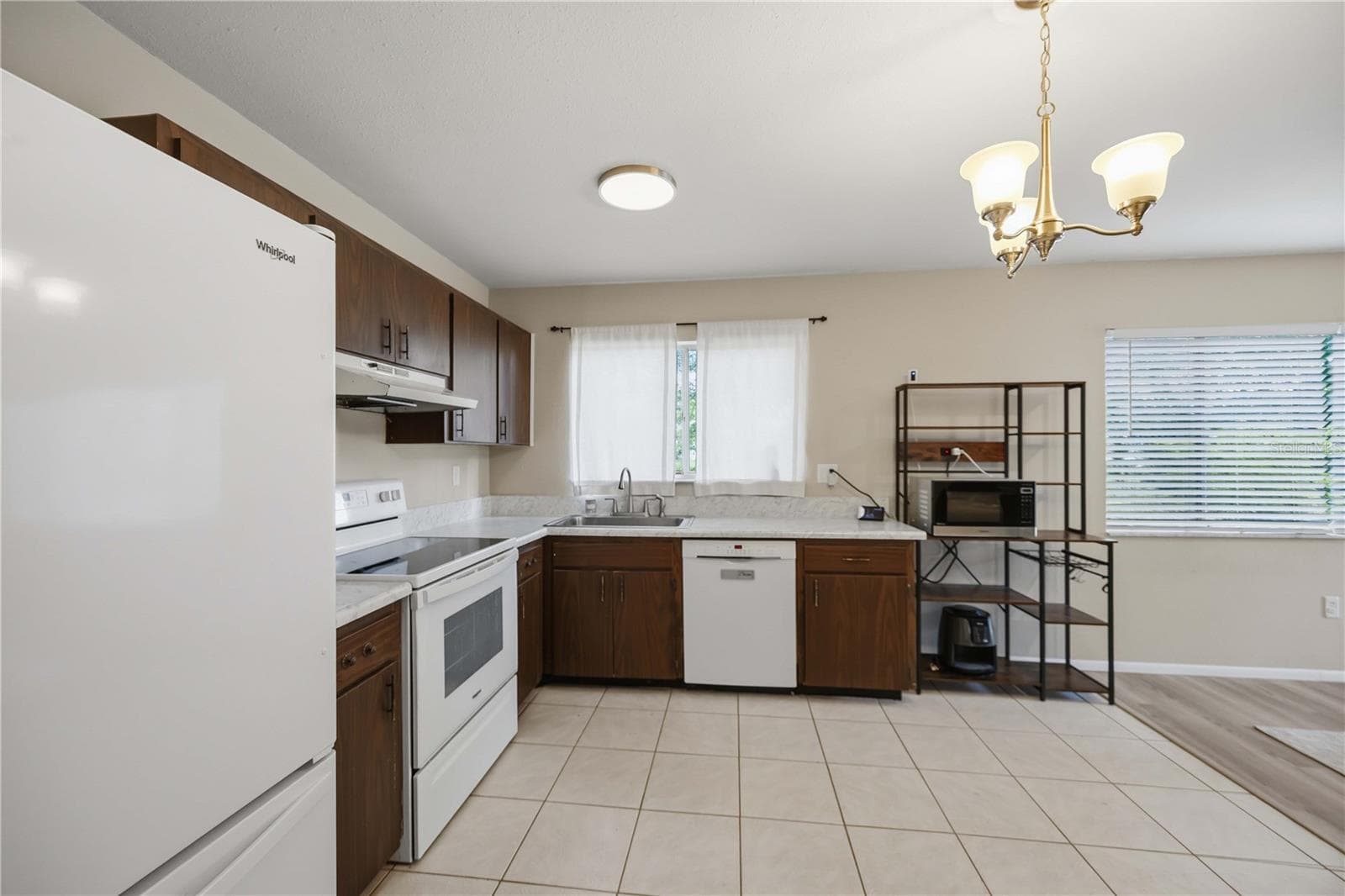 7240 ELYTON DRIVE — photo 8 of 35