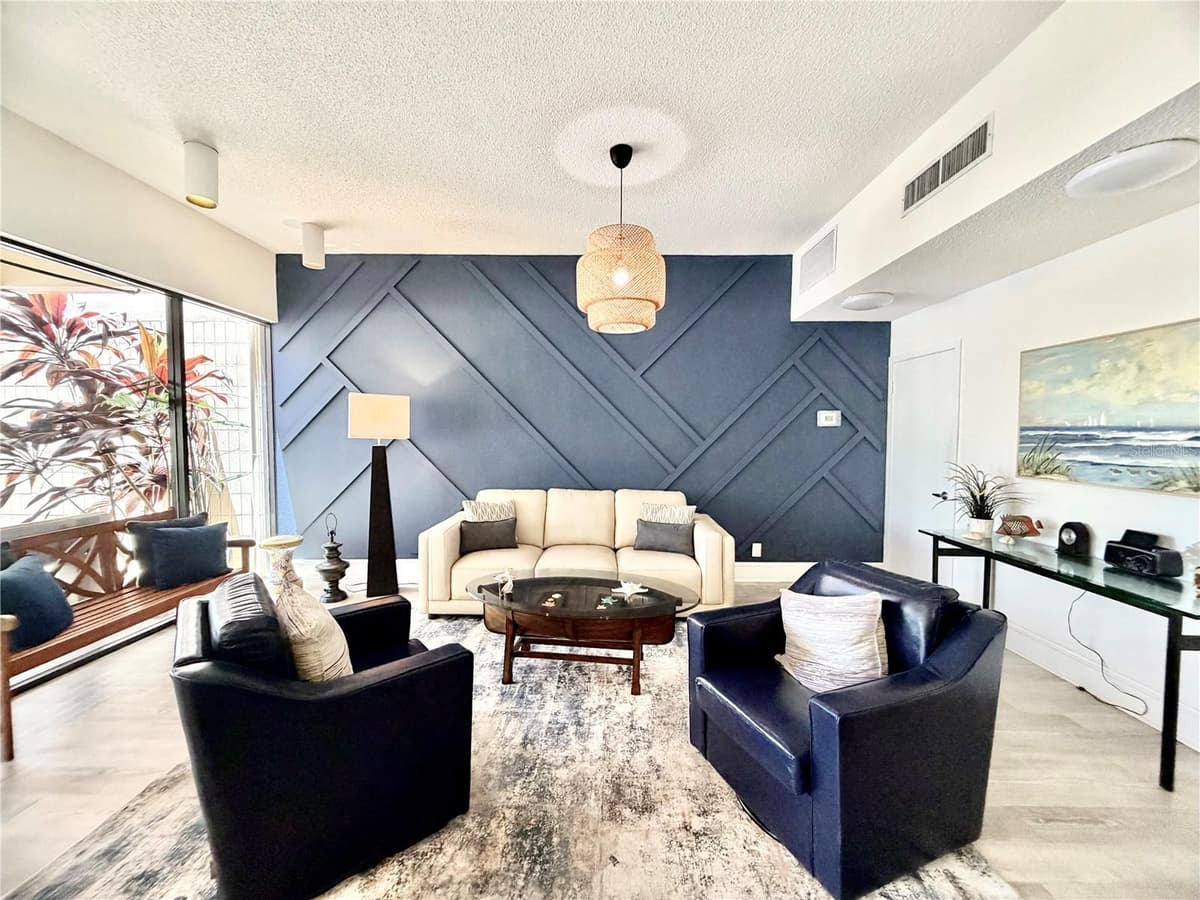 7400 SUN ISLAND DRIVE — photo 25 of 33