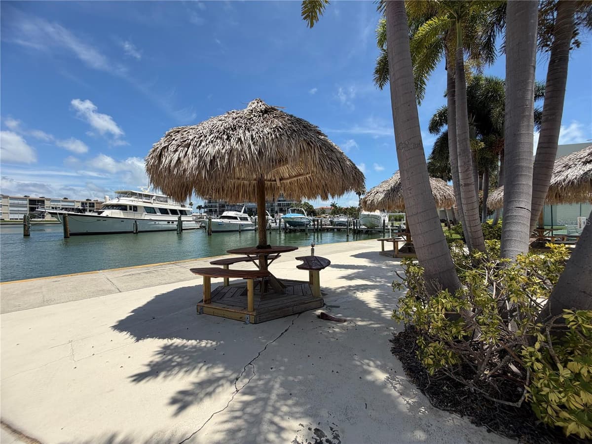 7400 SUN ISLAND DRIVE — photo 31 of 33