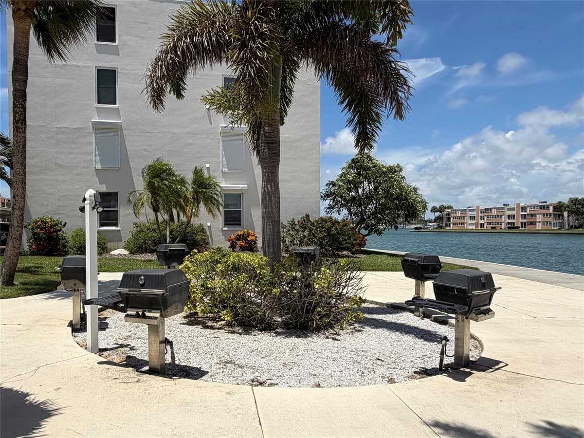 7400 SUN ISLAND DRIVE — photo 29 of 33