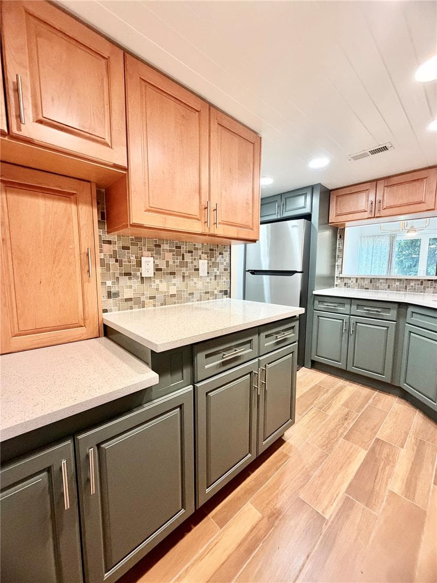 7400 SUN ISLAND DRIVE — photo 6 of 33