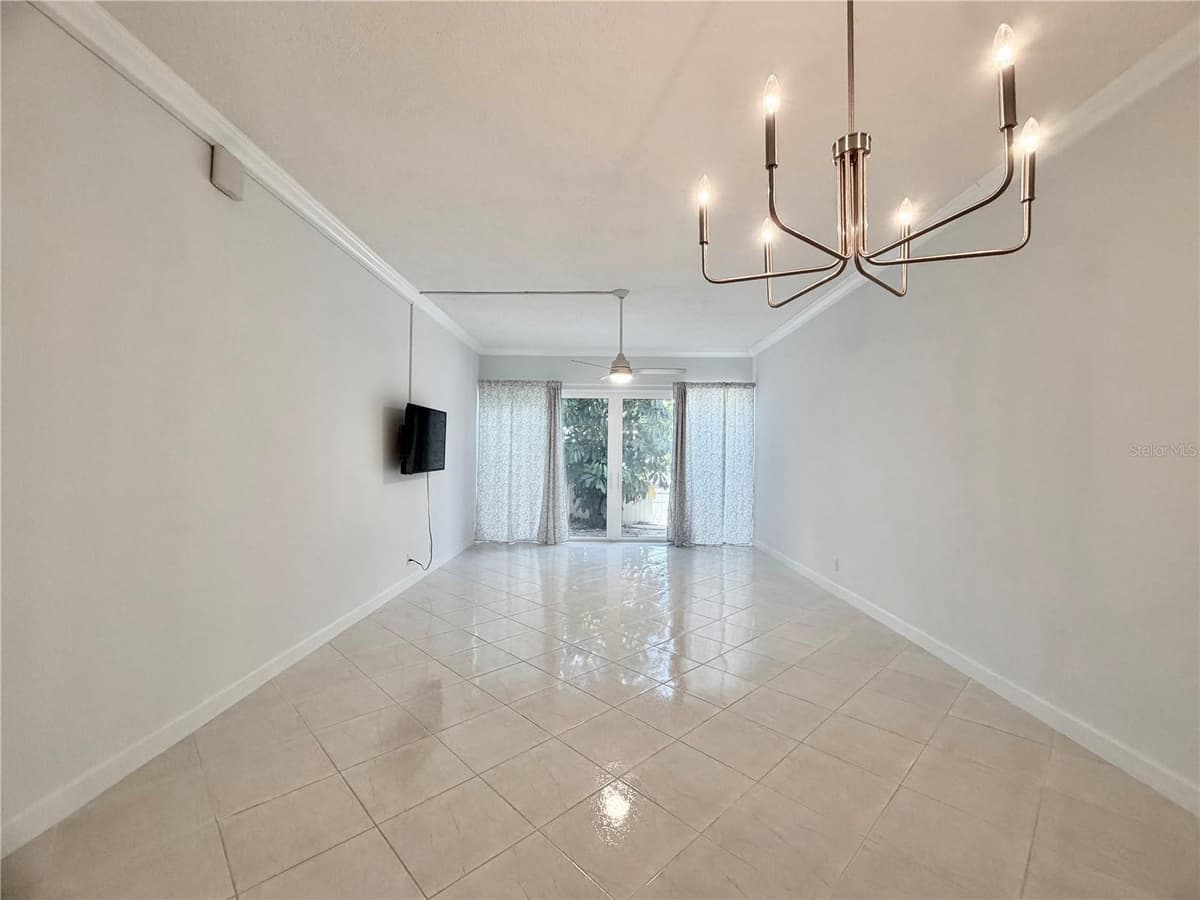7400 SUN ISLAND DRIVE — photo 11 of 33