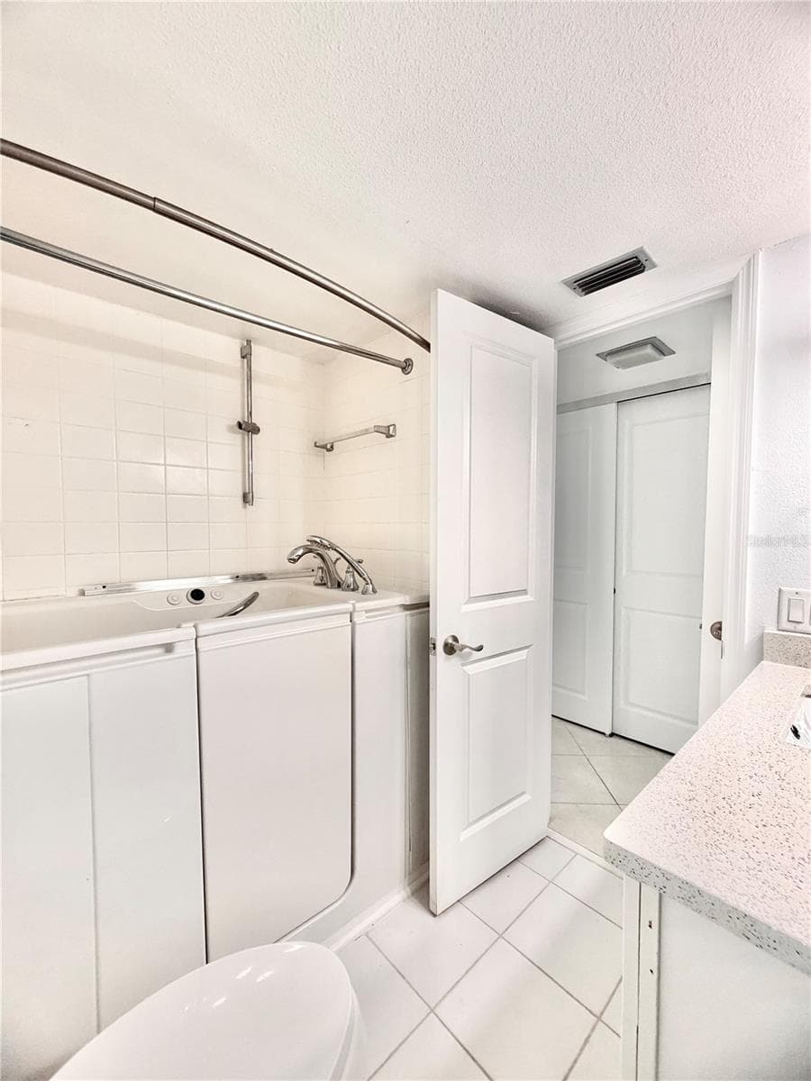 7400 SUN ISLAND DRIVE — photo 23 of 33