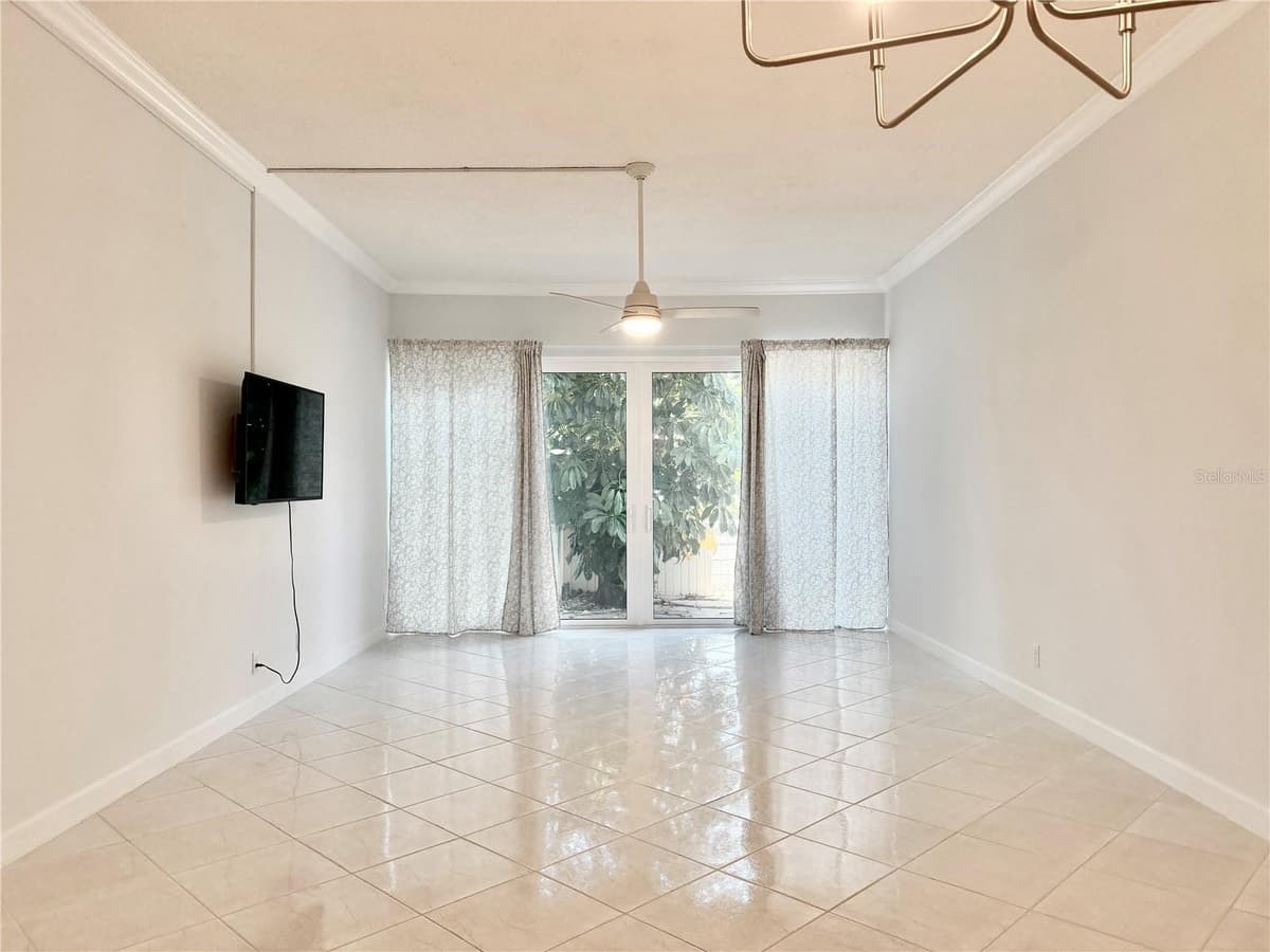 7400 SUN ISLAND DRIVE — photo 10 of 33