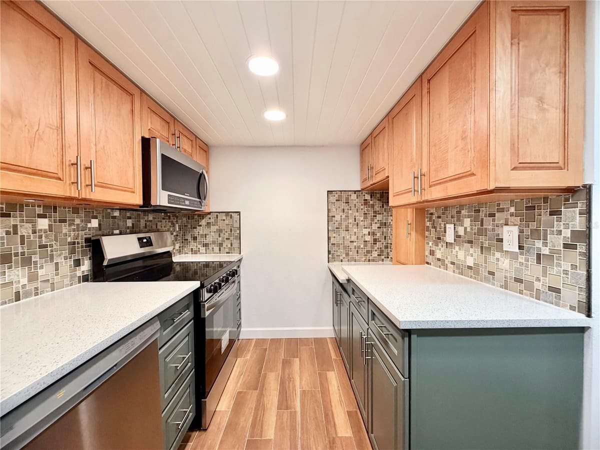 7400 SUN ISLAND DRIVE — photo 8 of 33