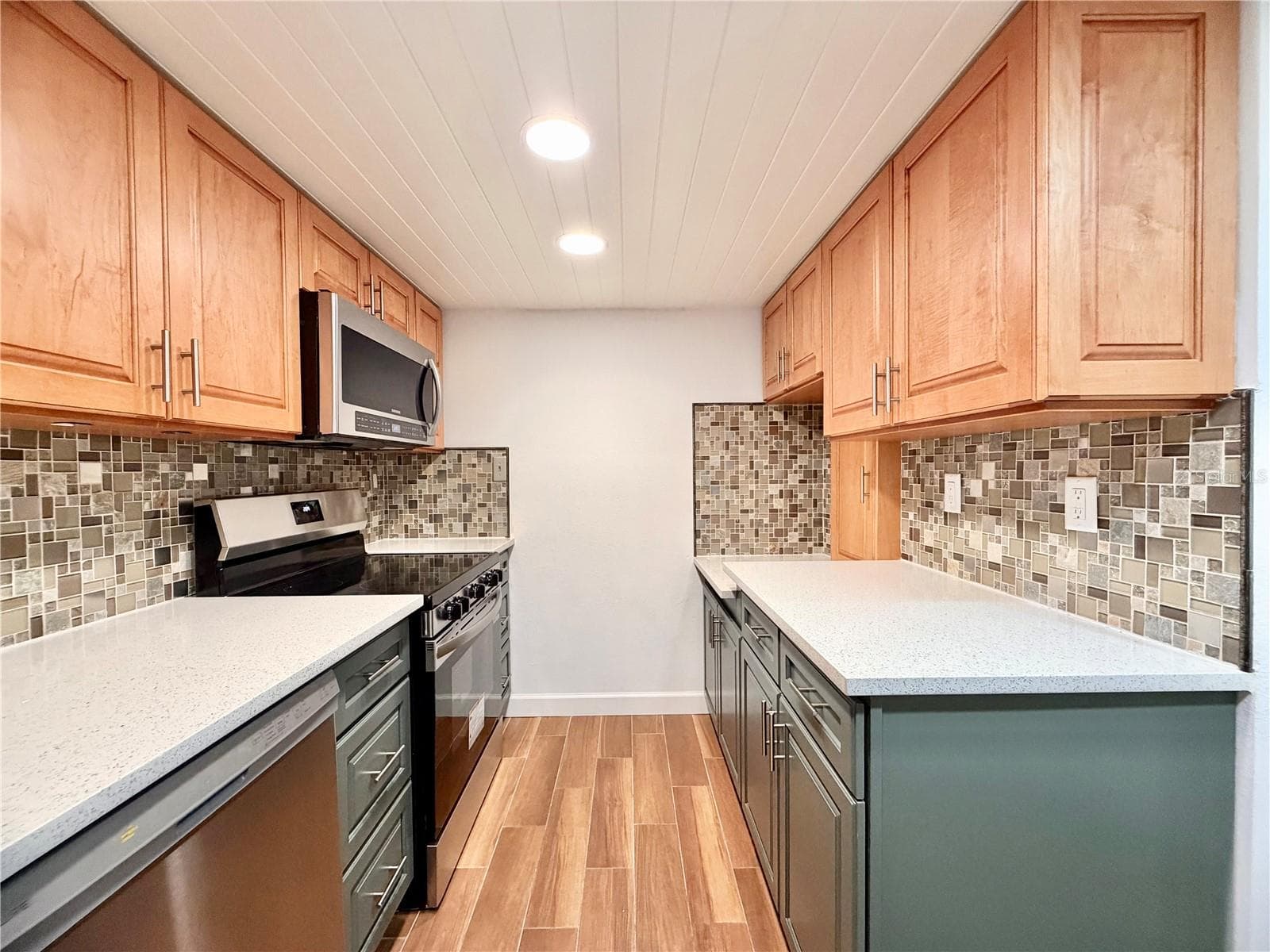 7400 SUN ISLAND DRIVE — photo 8 of 34