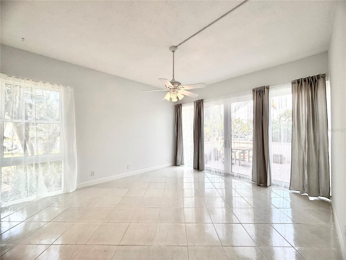 7400 SUN ISLAND DRIVE — photo 19 of 33