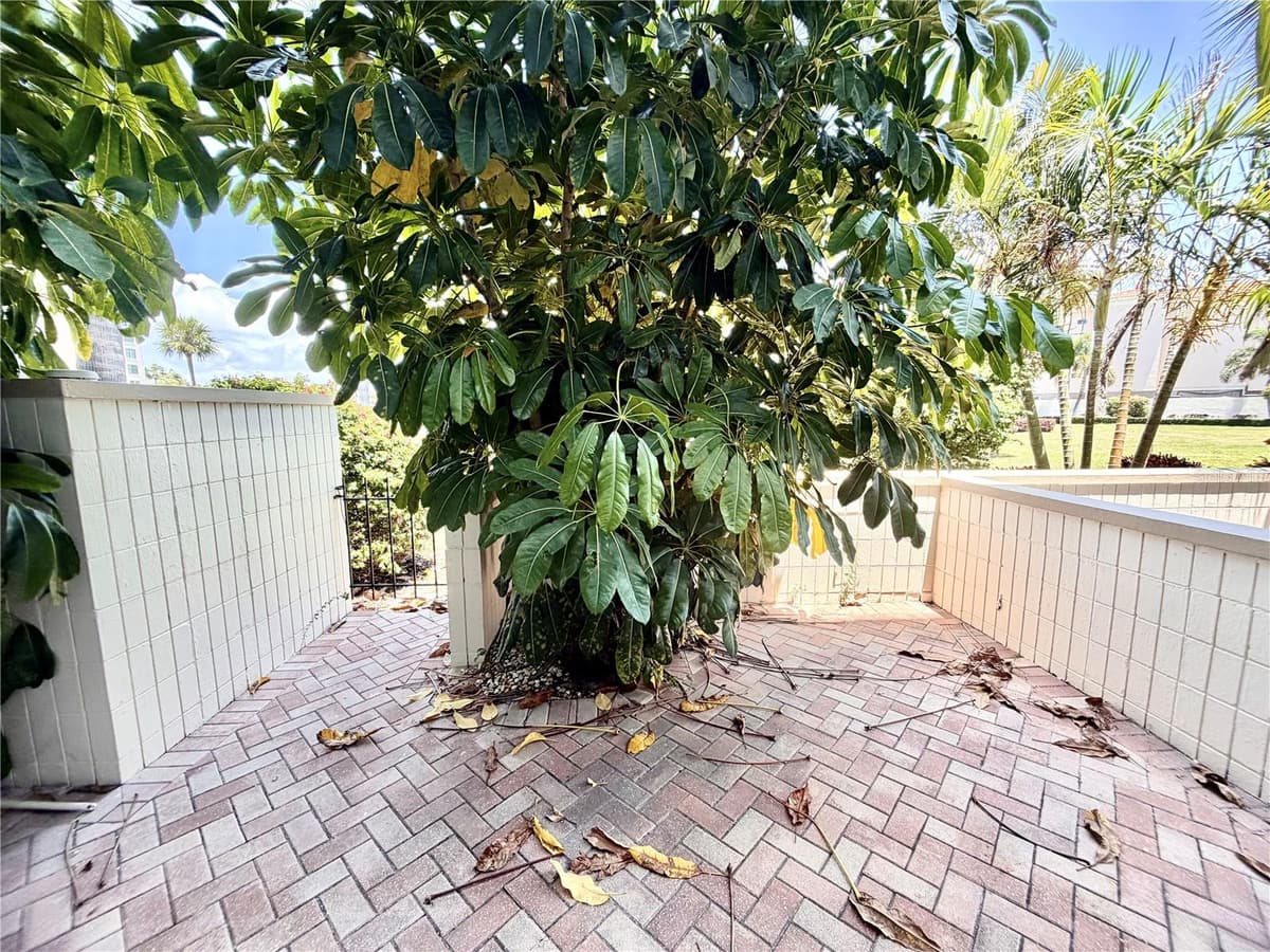 7400 SUN ISLAND DRIVE — photo 26 of 33