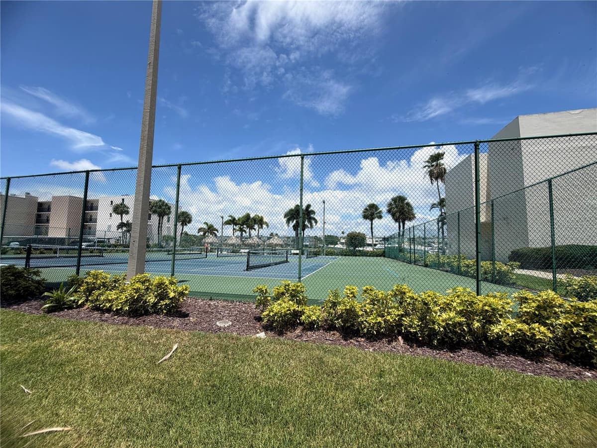 7400 SUN ISLAND DRIVE — photo 27 of 33