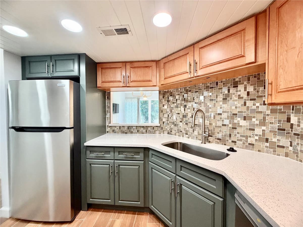7400 SUN ISLAND DRIVE — photo 5 of 33
