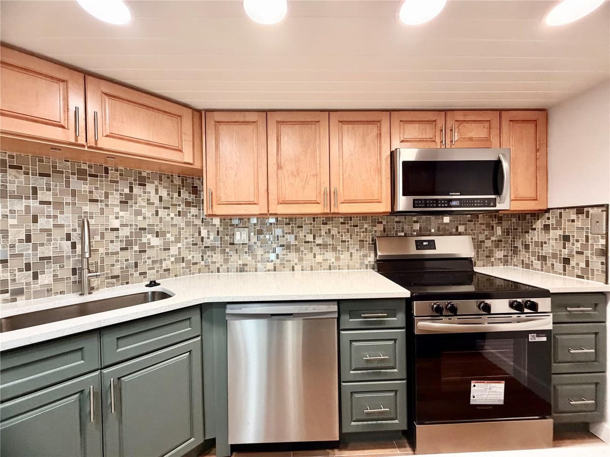 7400 SUN ISLAND DRIVE — photo 4 of 33