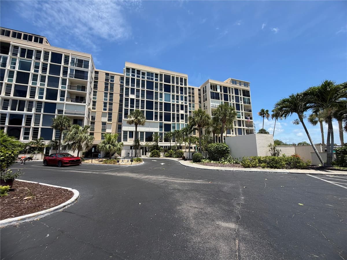 7400 SUN ISLAND DRIVE — photo 2 of 33