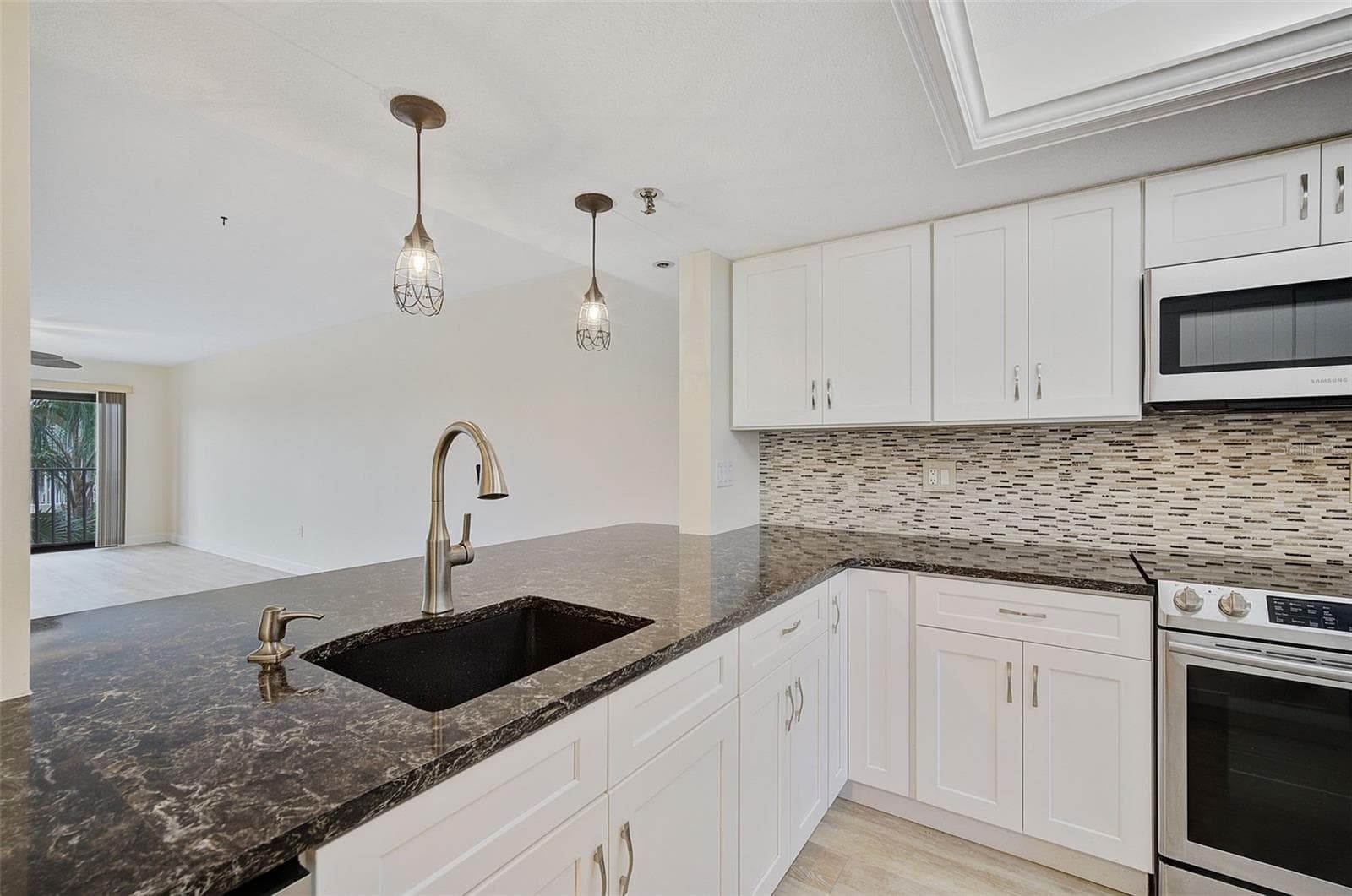 7204 JESSIE HARBOR DRIVE — photo 5 of 43