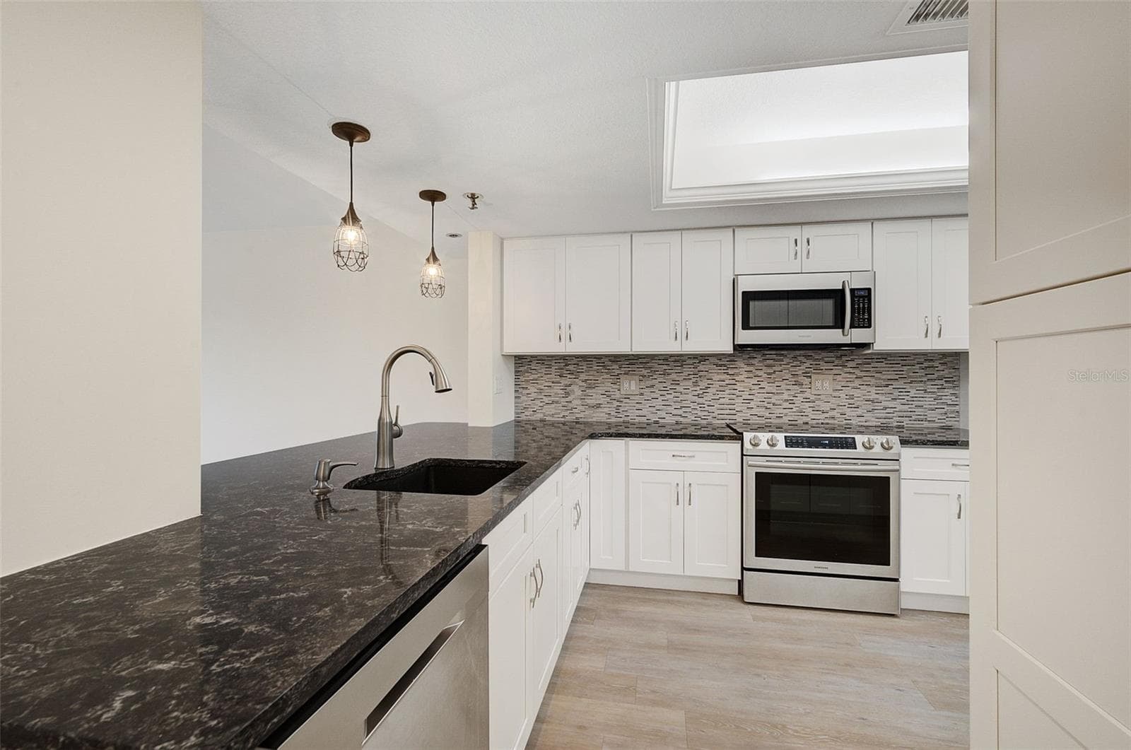 7204 JESSIE HARBOR DRIVE — photo 4 of 43
