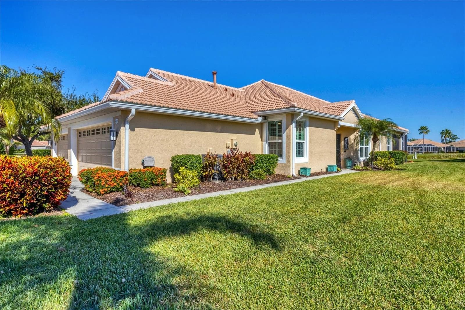 4820 WHISPERING OAKS DRIVE — photo 4 of 56