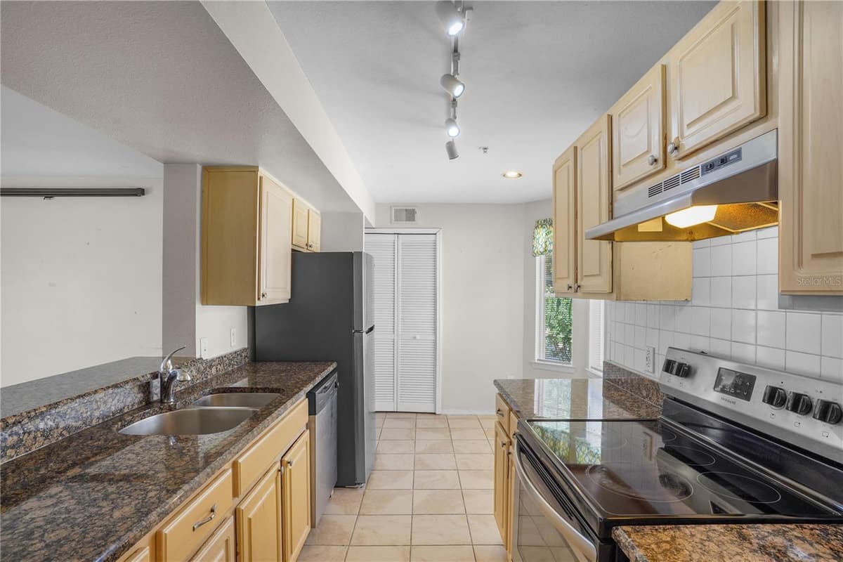 425 SUMMIT RIDGE PLACE — photo 14 of 53
