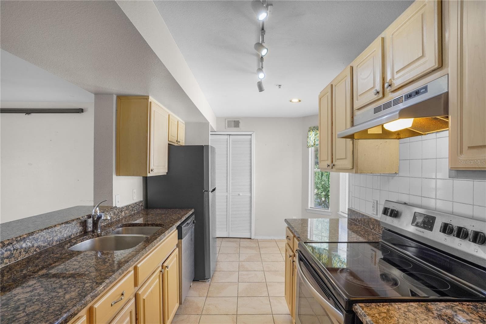 425 SUMMIT RIDGE PLACE — photo 14 of 53