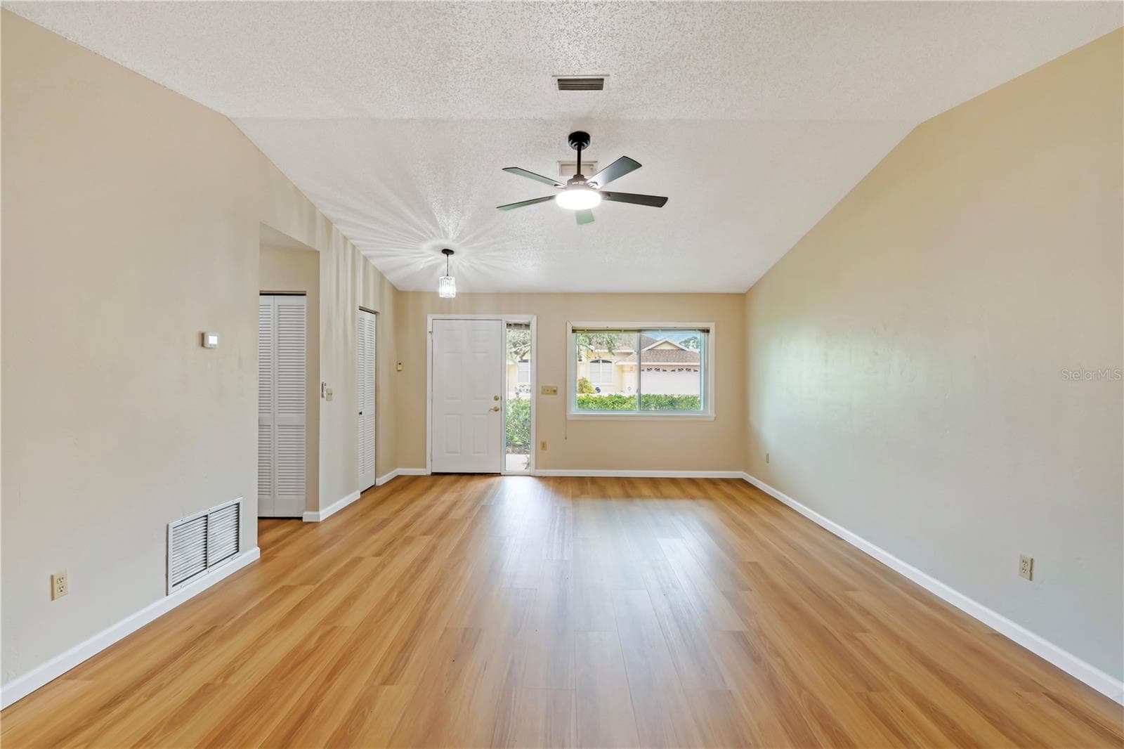 19 BANNER LANE — photo 10 of 33