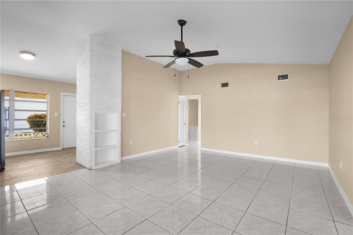 275 LAKEVIEW DRIVE — photo 4 of 31