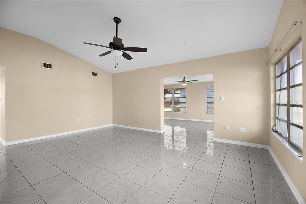 275 LAKEVIEW DRIVE — photo 3 of 31