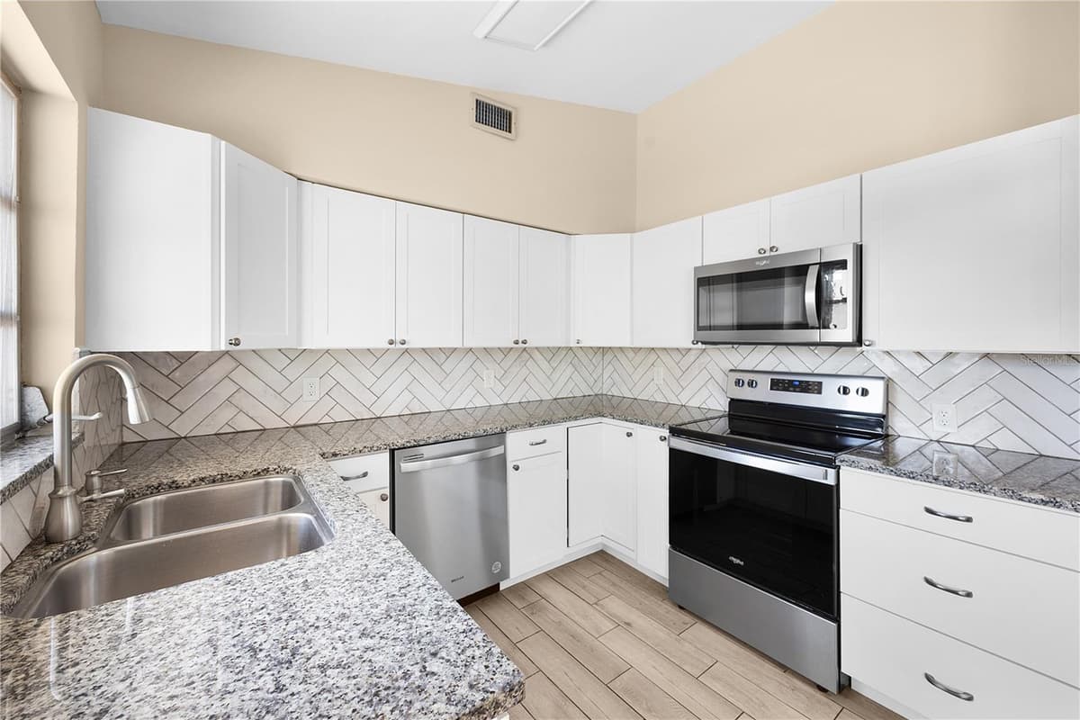 275 LAKEVIEW DRIVE — photo 18 of 31