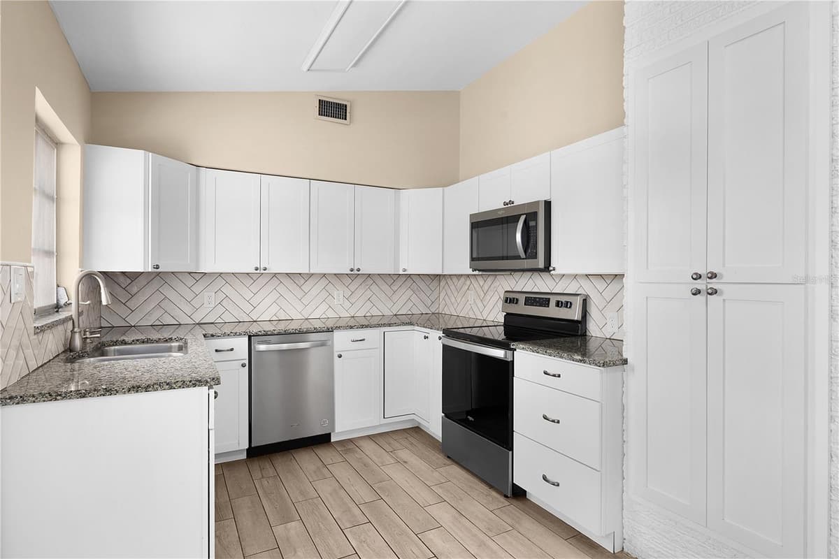 275 LAKEVIEW DRIVE — photo 15 of 31