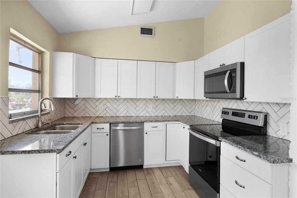 275 LAKEVIEW DRIVE — photo 16 of 31