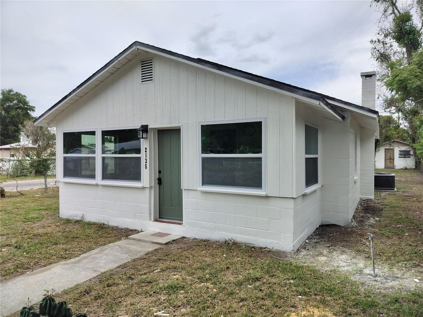 2135 ELIZABETH STREET — photo 1 of 18