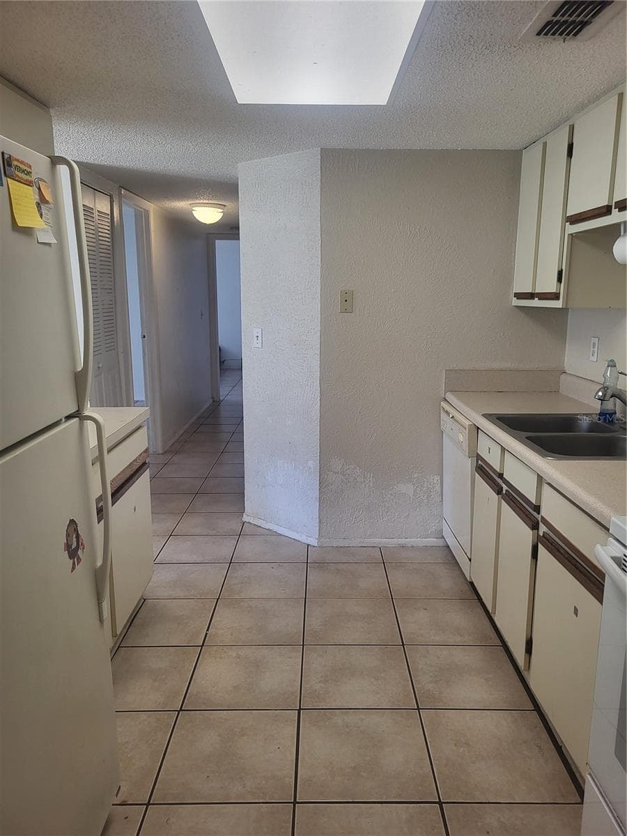 140 HUNTER LAKE DRIVE — photo 9 of 38