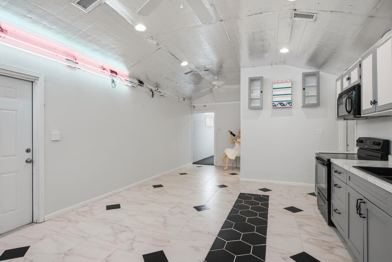 6309 WERNER AVENUE — photo 32 of 71