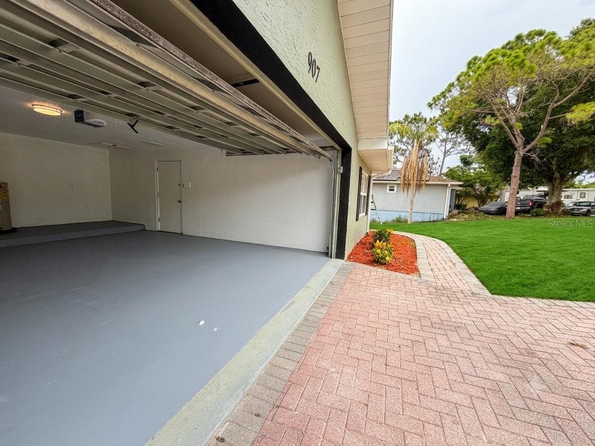 907 VALENTINA DRIVE — photo 6 of 43