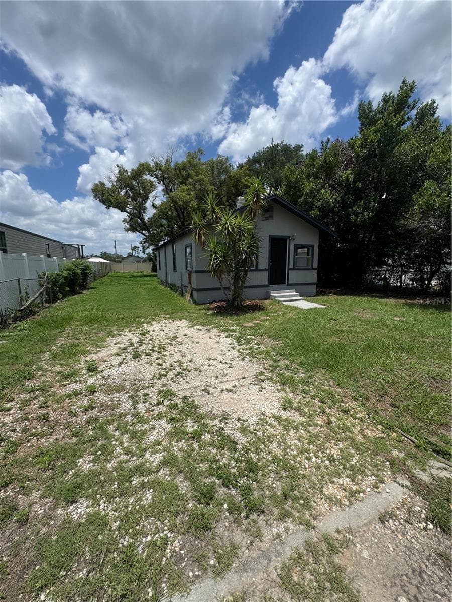 207 IDAHO AVENUE — photo 1 of 21
