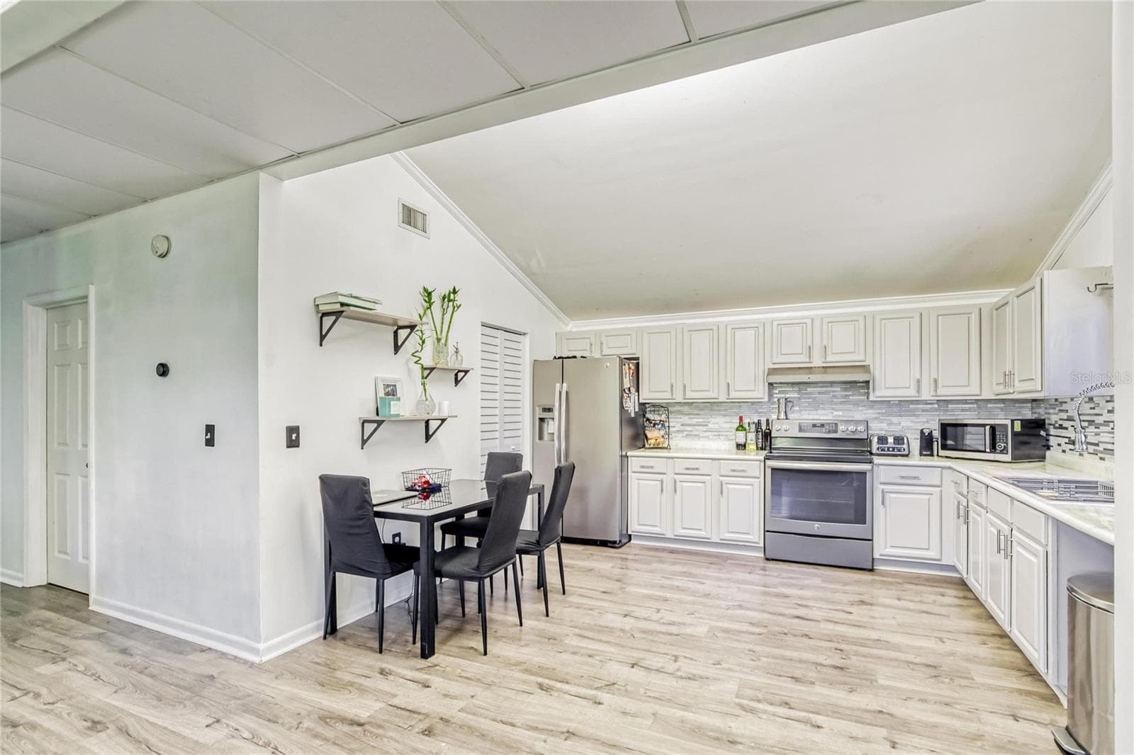 803 FLORENCE AVENUE — photo 18 of 50