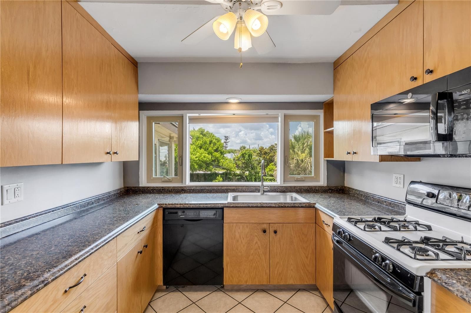 516 WISTERIA ROAD — photo 12 of 30