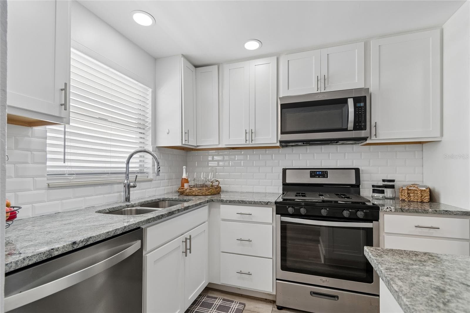 5980 SHORE BOULEVARD — photo 3 of 37