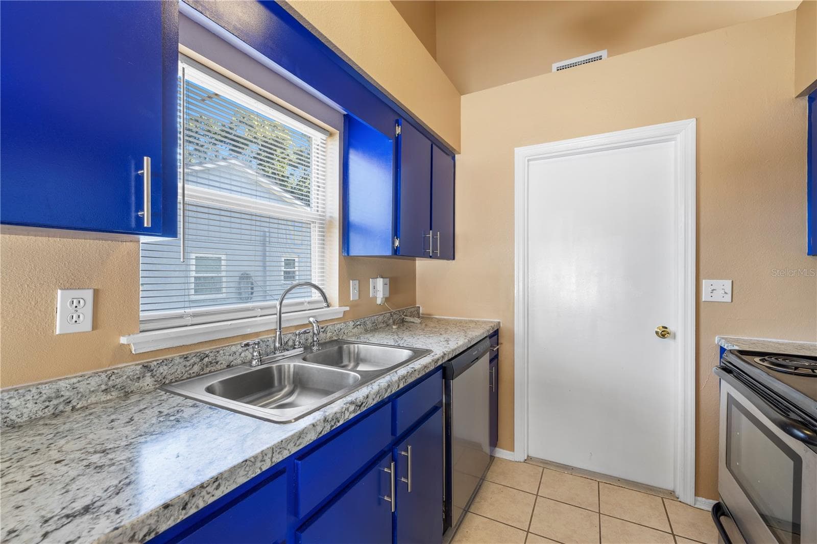 6210 VINTAGE DRIVE — photo 12 of 52