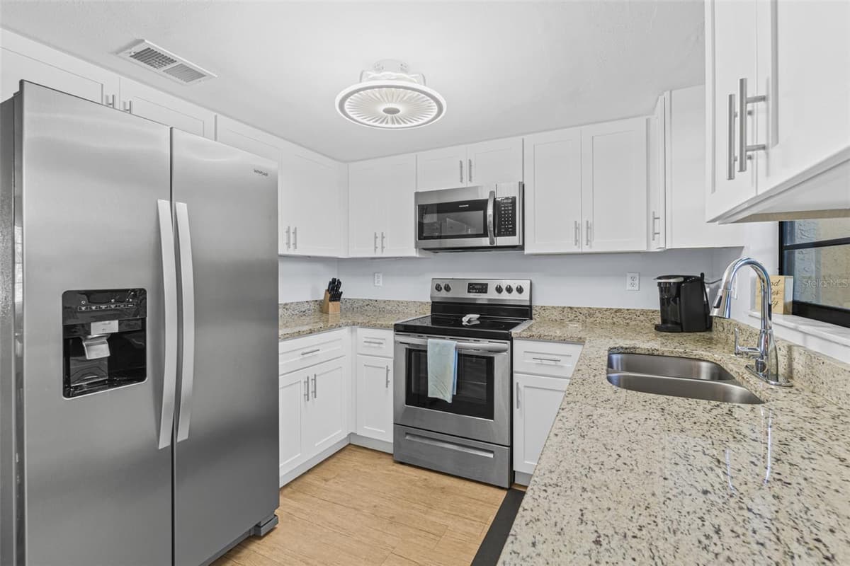 117 HARBOR DRIVE — photo 7 of 33
